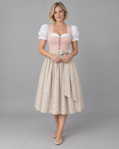 Dirndl in Rosa mit Knopfleiste und cremefarbener Schürze – Vorderansicht am Model