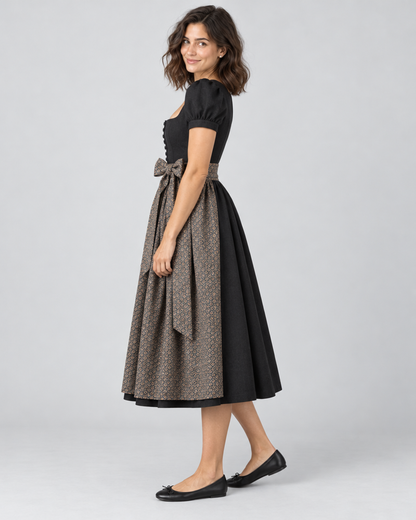 Dirndl in Schwarz mit Puffärmeln – Seitenansicht am Model