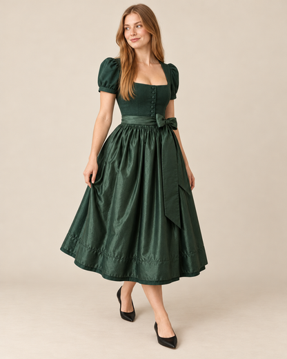 Dirndlkleid in Jägergrün – Dreiviertelansicht am Model