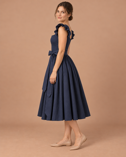 Kleid im Dirndl-Stil in Marineblau – Seitenansicht am Model