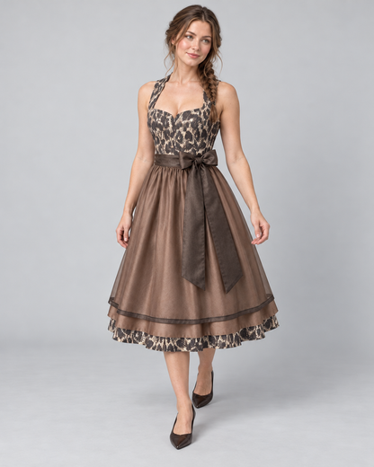 Zweiteiliges Dirndl in Braun mit Leo-Mieder – Model im Gehen