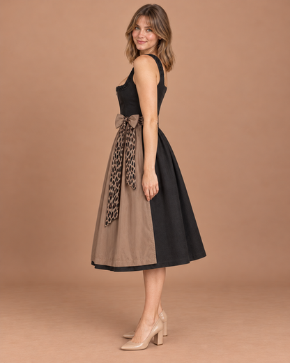 Zweiteiliges Dirndl in Schwarz mit Leo-Schleife – Seitenansicht am Model